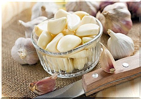 Garlic to remove warts