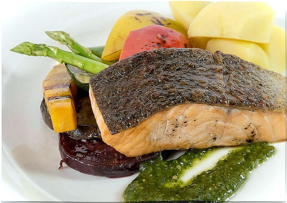 Steamed salmon with vegetables in butter