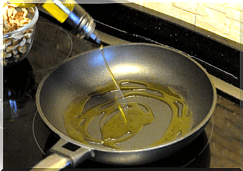 Olive oil helps to clean pans