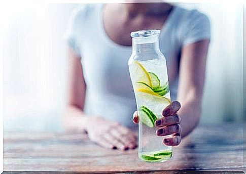 Lemon water is one of the remedies that taken on an empty stomach can help to activate the organs.