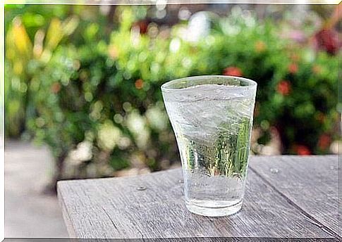 When to start drinking water on an empty stomach