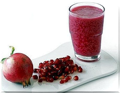 Pomegranate juice to clean the arteries