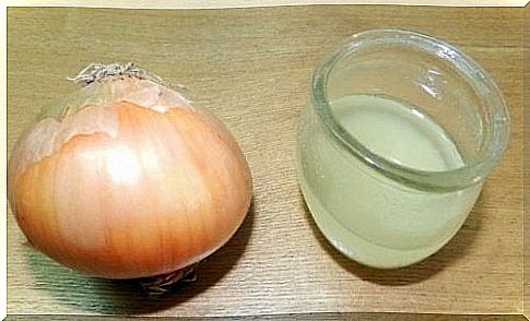 Natural remedy of onion and white vinegar to eliminate calluses on your feet