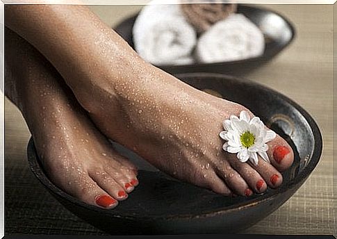 Feet in onion and white vinegar natural remedy to eliminate calluses