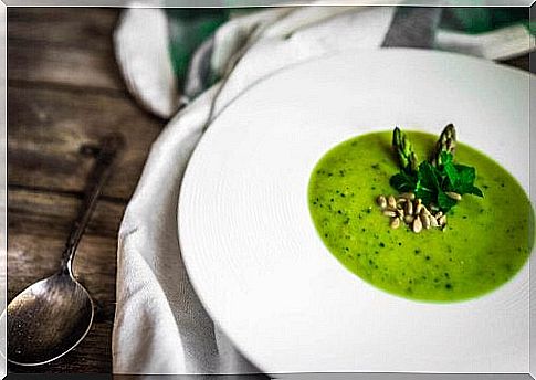 Green asparagus gazpacho: tasty recipe!