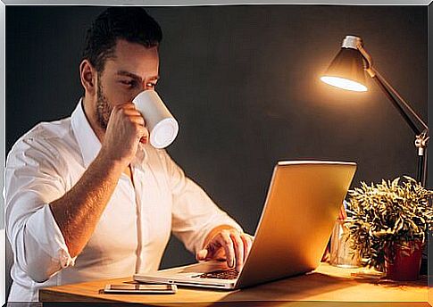 Drinking a lot of coffee and working late at night are habits that cause illness.