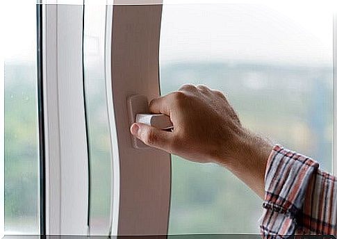 Leaving windows open all day is one of the habits that cause illness.