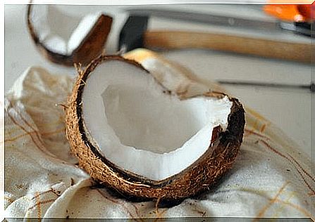 Coconut helps to reduce dark circles