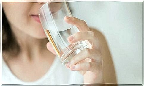 Drinking plenty of water helps control gastritis