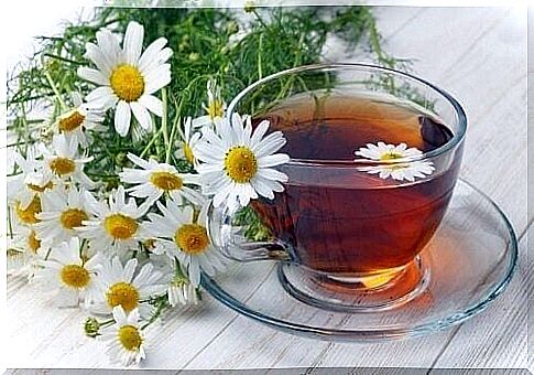 Chamomile infusion to relieve tired eyes