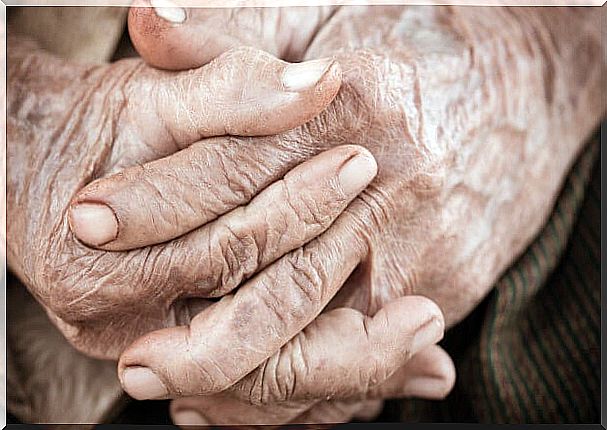 hands of person with Alzheimer's disease