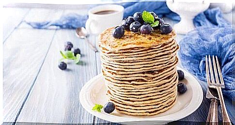 Low calorie pancakes with blueberries