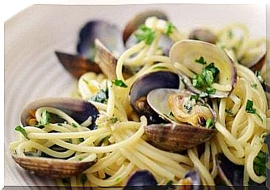 Stir-fried noodles with oysters and crayfish