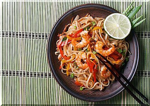 Stir-fried noodles with oysters and crayfish