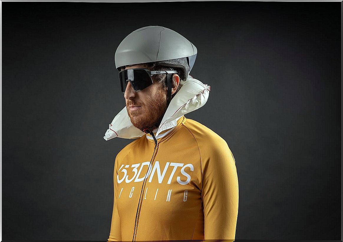 The first helmet in the history of cycling with an airbag