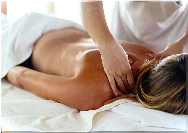 What is a deep tissue massage and what are its benefits?