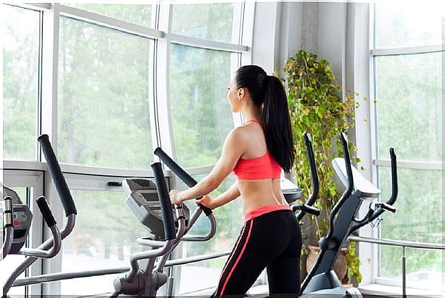 woman doing exercise in the gym